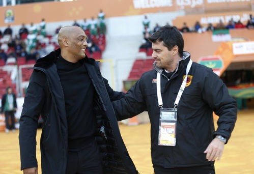 Pedro Gonçalves et Amir Abdou, le sélectionneur de la Mauritanie, lors du Championnat d'Afrique des Nations CAF TotalEnergies, Algérie 2022