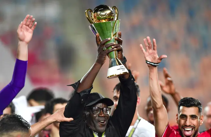 HLV Ndiaye bước vào hàng ngũ huyền thoại bóng đá châu Phi cùng USM Alger