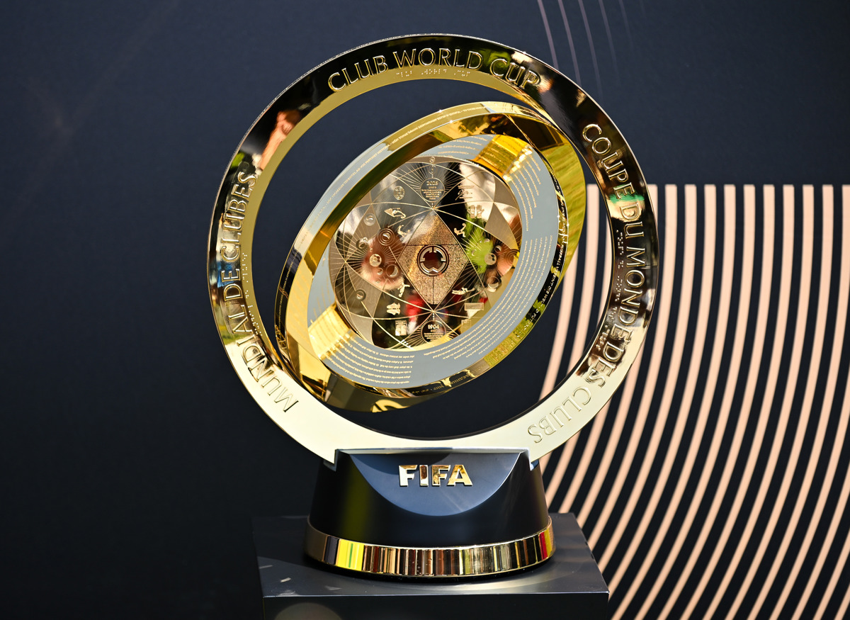 le-troph-e-de-la-coupe-du-monde-des-clubs-de-la-fifa-arrive-en-afrique